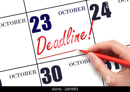 23. Tag im Oktober. Handzeichnung rote Linie und Schreiben des Textes Deadline am Kalenderdatum Oktober 23. Deadline Wort geschrieben auf Kalender Herbst Monat, Stockfoto