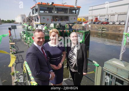 Berlin, Deutschland. 16.. Mai 2022. Volker Wissing (FDP), Bundesverkehrsminister, Franziska Giffey (SPD), Regierende Bürgermeisterin, und Petra Cardinal, Geschäftsführerin von BEHALA, stehen während der Taufe des ersten emissionsfreien Schubbootes "Elektra" vor dem Schiff. Quelle: Jörg Carstensen/dpa/Alamy Live News Stockfoto