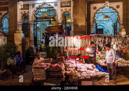 Mumbai, Maharashtra, Indien : auf dem geschäftigen Mangaldas-Markt im Viertel Kalbadevi können die Menschen nachts einkaufen. Stockfoto