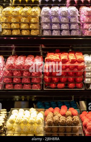 Schokoladenständer. Konditorei Schokolade Theke. Speziell beschichtete Pralinen. Nahaufnahme Stockfoto