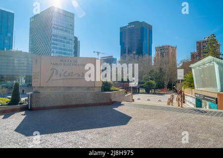 MADRID, SPANIEN - 20. FEBRUAR 2022: Blick auf den Pablo Ruiz Picasso Platz (auch bekannt als Plaza Central de AZCA), einen öffentlichen Platz in Madrid, Spa Stockfoto