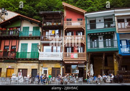 Pasajes, Gipuzkoa, Baskenland, Spanien - 17. Juli 2019: Bunte Fischerhäuser auf dem Santiago Platz von Pasajes de San Juan. Zufällige Peopl Stockfoto