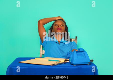 Müde Sekretärin. afroamerikanische Frau müde bei der Arbeit Stockfoto