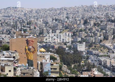 Eine Luftaufnahme der Stadt Amman in Jordanien mit dem riesigen Wandgemälde „die Säule“ aus dem Jahr 2021, das auf der linken Seite der Szene zu sehen ist Stockfoto