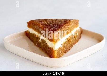 Brot Kadayif auf weißem Hintergrund. Brot Kadayif gefüllt mit Creme in der Mitte. Traditionelle türkische Küche Delikatessen. Nahaufnahme. Lokaler Name ekme Stockfoto