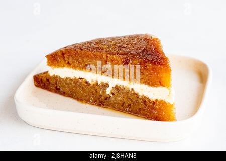 Brot Kadayif auf weißem Hintergrund. Brot Kadayif gefüllt mit Creme in der Mitte. Traditionelle türkische Küche Delikatessen. Nahaufnahme. Lokaler Name ekme Stockfoto