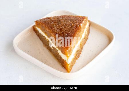 Brot Kadayif auf weißem Hintergrund. Brot Kadayif gefüllt mit Creme in der Mitte. Traditionelle türkische Küche Delikatessen. Nahaufnahme. Lokaler Name ekme Stockfoto