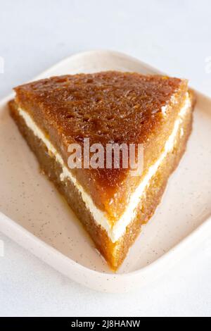 Brot Kadayif auf weißem Hintergrund. Brot Kadayif gefüllt mit Creme in der Mitte. Traditionelle türkische Küche Delikatessen. Nahaufnahme. Lokaler Name ekme Stockfoto