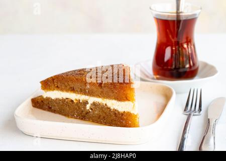 Brot Kadayif auf weißem Hintergrund. Brot Kadayif gefüllt mit Creme in der Mitte. Traditionelle türkische Küche Delikatessen. Nahaufnahme. Lokaler Name ekme Stockfoto