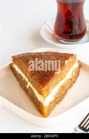 Brot Kadayif auf weißem Hintergrund. Brot Kadayif gefüllt mit Creme in der Mitte. Traditionelle türkische Küche Delikatessen. Nahaufnahme. Lokaler Name ekme Stockfoto