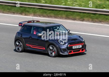 2020 grau rot Mini John Cooper Works GP Auto 1998cc 8-Gang-Automatikgetriebe mit Heckspoiler; Fahren auf der Autobahn M61, Manchester, Großbritannien Stockfoto