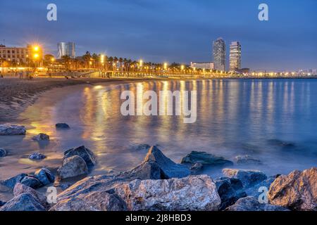 Der Strand von Barcelona in Spanien bei Nacht Stockfoto