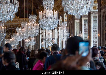 Touristischen Massen in den Spiegelsaal im Schloss Versailles Stockfoto