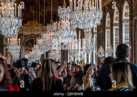 Touristischen Massen in den Spiegelsaal im Schloss Versailles Stockfoto