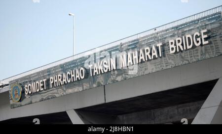 Somdet Phrachao Taksin Maharat Bridge alias die Taksin Bridge alias Sathorn Bridge über den Chao Phraya River Bangkok Thailand Stockfoto