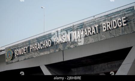 Somdet Phrachao Taksin Maharat Bridge alias die Taksin Bridge alias Sathorn Bridge über den Chao Phraya River Bangkok Thailand Stockfoto