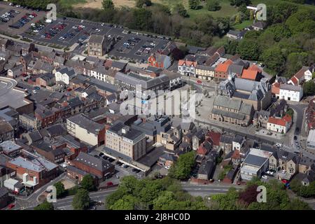 Luftaufnahme des Stadtzentrums von Bishop Auckland mit dem Rathaus im Market Place, County Durham, Großbritannien Stockfoto