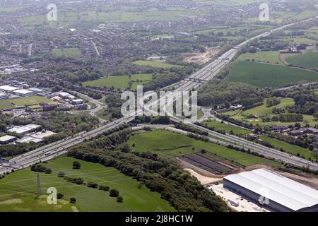 Blick aus der Vogelperspektive auf den südlichen Westen der Kreuzung 26 der Autobahn M62, wo sie auf die Autobahn M606 nach Bradford, West Yorkshire trifft Stockfoto