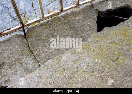 Der Balkonboden hatte Risse. Beschädigte Betonkonstruktion. Betonboden, der von den Erdbeben betroffen ist. Stockfoto