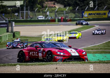 95 ADAM Jonny (gbr), HARSHORNE John (gbr), CHAVES Henrique (prt), Oman Racing avec TF Sport, Aston Martin Vantage AMR, Aktion während der 4 Stunden von Imola 2022, 2. Rennen der European Le Mans Series 2022 auf dem Imola Circuit vom 12. Bis 15. Mai in Imola, Italien - Foto: Paulo Maria/DPPI/LiveMedia Stockfoto