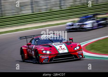 95 ADAM Jonny (gbr), HARSHORNE John (gbr), CHAVES Henrique (prt), Oman Racing avec TF Sport, Aston Martin Vantage AMR, Aktion während der 4 Stunden von Imola 2022, 2. Rennen der European Le Mans Series 2022 auf dem Imola Circuit vom 12. Bis 15. Mai in Imola, Italien - Foto: Paulo Maria/DPPI/LiveMedia Stockfoto