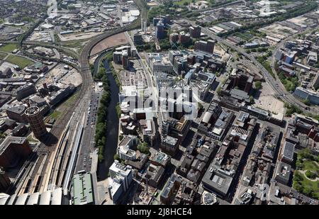 Von der Innenstadt aus hat man eine Luftaufnahme von Leeds, die nach Westen entlang der Wellington Street & River Aire führt. West Yorkshire, Großbritannien Stockfoto