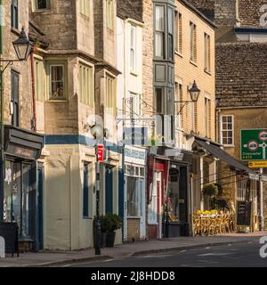 Church Street mit kleinen Geschäften in Tetbury, Gloucestershire, Großbritannien Stockfoto