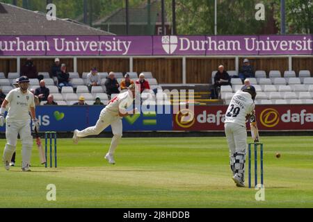 Chester le Street, England, 12. Mai 2022. Timm van der Gugten bowling auf Keegan Petersen am ersten Tag des Spiels der County Championship Division 2 zwischen Durham Cricket und Glamorgan spielte am Riverside Ground. Kredit Colin Edwards Stockfoto