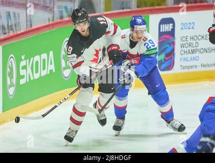Helsinki, Finnland. 16.. Mai 2022. Drake Batherson Nr. 19 von Canadacompete, Kampf um den Puck gegen Michal Ivan, SVK 29 im Spiel SLOWAKEI - KANADA der IIHF EISHOCKEY WELTMEISTERSCHAFT Gruppe B in Helsinki, Finnland, 16. Mai 2022, Saison 2021/2022 Credit: Peter Schatz/Alamy Live News Stockfoto