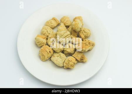 Trockener Batagor-Snack isoliert auf weißem Hintergrund, Bandung Traditional Street Food aus West Java. Eines der typischen Gerichte aus Indonesien. Lebensmitteltapete Stockfoto