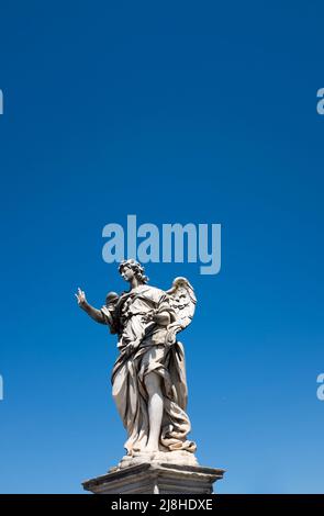 Engel mit der Nagelstatue auf der Sant Angelo Brücke Rom Italien Stockfoto