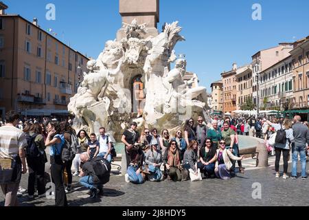 Der Brunnen der vier Wasserströmern oder die Fontana dei Quattro Fiumi auf der Piazza Navona in Rom, Italien Stockfoto