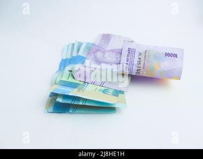 Nahaufnahme der indonesischen Rupiah Money 50.000 und 10.000 IDR-Banknoten Stockfoto