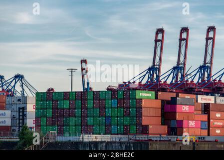 Hamburg, Deutschland - 05 15 2022: Nahaufnahme von gestapelten Containern am Containerterminal burchardkai im Hamburger Hafen Stockfoto