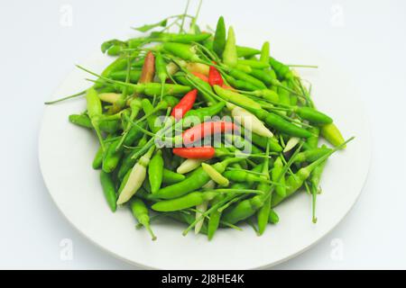 Paprika. Haufen frischer grüner und roter Chilischoten aus der Vogelperspektive, isoliert auf weißem Hintergrund Stockfoto