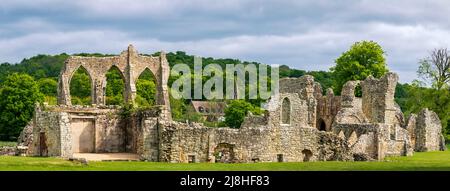 Die prächtigen Ruinen der alten Abtei von Bayham aus dem 12.. Jahrhundert an der Grenze von Kent East Sussex im Südosten Englands Stockfoto