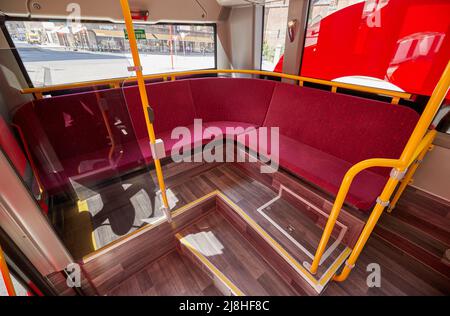 16. Mai 2022, Hamburg: Blick auf eine über die Ecke angeordnete Sitzbank mit durchgehender Sitzfläche im hinteren Bereich eines der neuen E-Busse der Verkehrsbetriebe Hamburg-Holstein (VHH). VHH präsentierte ein neues Innenraumkonzept für die Volvo E-Gelenkbusse. Foto: Georg Wendt/dpa Stockfoto