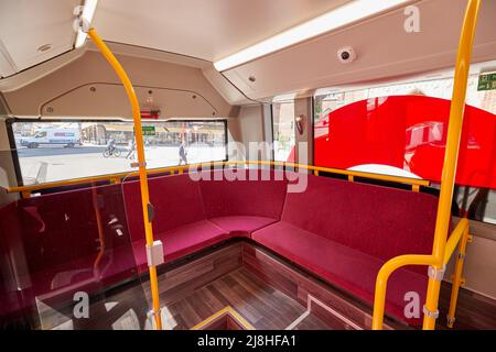 Hamburg, Deutschland. 16.. Mai 2022. Blick auf eine über die Ecke angeordnete Sitzbank mit durchgehender Sitzfläche im hinteren Bereich eines der neuen E-Busse der Verkehrsbetriebe Hamburg-Holstein (VHH). VHH präsentierte ein neues Innenraumkonzept für die Volvo E-Gelenkbusse. Quelle: Georg Wendt/dpa/Alamy Live News Stockfoto