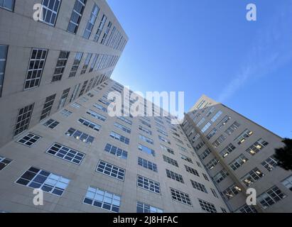 Hauptgebäude, niedrige Ansicht, am Mount Parnassus Campus der University of California, Krankenhaus des medizinischen Zentrums von San Francisco (UCSF) in San Francisco, Kalifornien, 18. März 2022. Foto mit freundlicher Genehmigung von Sftm. Stockfoto