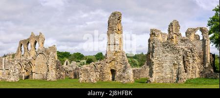 Die prächtigen Ruinen der alten Abtei von Bayham aus dem 12.. Jahrhundert an der Grenze von Kent East Sussex im Südosten Englands Stockfoto