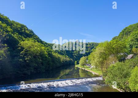 Der Nebenfluss sicher, hinter auf dem Hügel die Burg Bourscheid, mittelalterliche Burganlage in Bourscheid, Diekirch, Ardennen, Luxemburg, Europa Stockfoto
