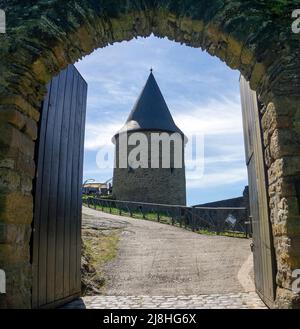 Eintritt zum Schloss Bourscheid, mittelalterlicher Schlosskomplex in Bourscheid, Diekirch, Ardennen, Luxemburg, Europa Stockfoto