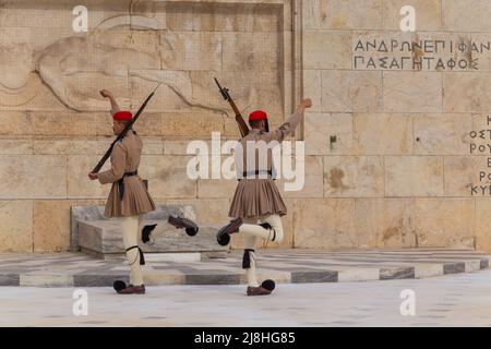 ATHEN, GRIECHENLAND - 06 2022. MAI: Zeremonielle Aufseher des Präsidenten - Evzones am Grab des unbekannten Soldaten vor dem griechischen Parlament, Athen, Gr Stockfoto