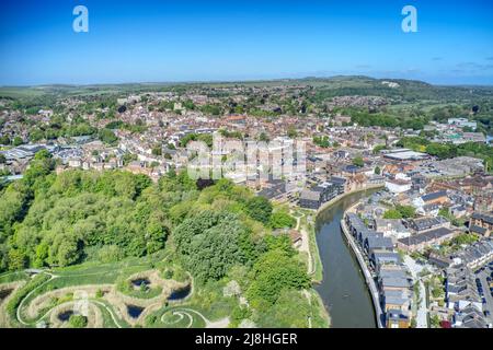 Luftbild von Lewes die Kreisstadt East Sussex vom Fluss Ouse aus gesehen mit dem Ruderclub im Blick. Stockfoto