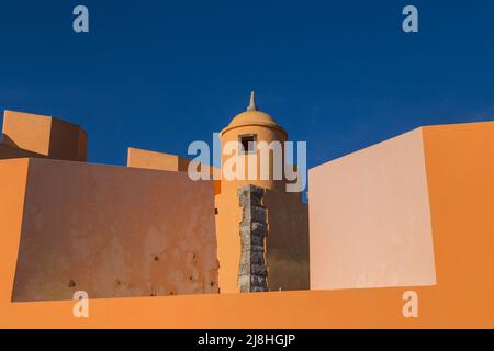 Blick auf die Küsten Festung Sao Joao das Maias, im siebzehnten Jahrhundert erbaut, in Oeiras, Portugal Stockfoto