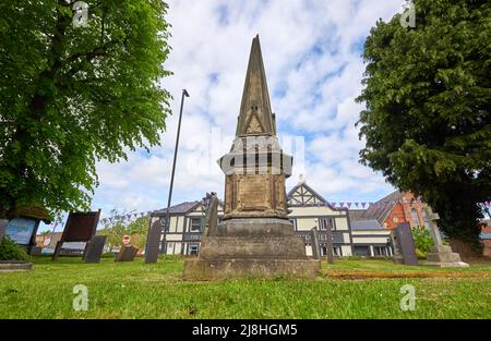 Hoher spitzen Grabstein auf einem Friedhof in Breaston, Derbyshire, Großbritannien Stockfoto