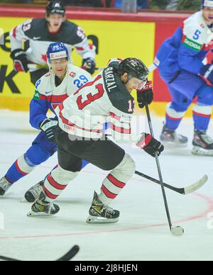Matt Barzal Nr. 13 aus Kanada tritt an, kämpft um den Puck gegen Michal Ivan, SVK 29 im Spiel SLOWAKEI - KANADA der IIHF EISHOCKEY WELTMEISTERSCHAFT Gruppe B in Helsinki, Finnland, 16. Mai 2022, Saison 2021/2022 © Peter Schatz / Alamy Live News Stockfoto