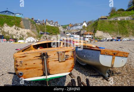 Fischerboote auf Beer Beach, Beer Village in East Devon, Großbritannien Stockfoto