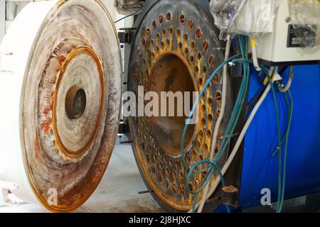 Blick auf das offene Kesselgaskesselhaus. Reparatur und Wartung von Industrieanlagen. Vorbereitung des Kesselraums für die Heizsaison. Hintergrund Stockfoto