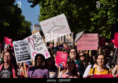 London, Großbritannien. 14. Mai 2022. Wahlproter marschierten zur US-Botschaft in London, als Berichte über den Fall von Roe v. Wade auftauchten, was den Weg für ein Verbot von Abtreibungen in einem Großteil der USA ebnete. Stockfoto